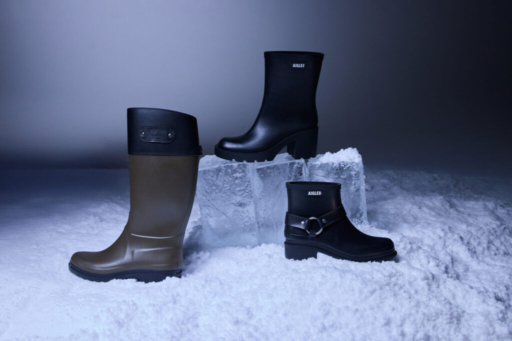 2026年の新モデルより、左 「コテージ ラバーブーツ (ヴェールオリーブ) 」¥33,000、中央 「モンソー ラバーブーツ (ノワール) 」¥26,400、右「マカダム ラバーブーツ (ノワール) 」¥33,000雨も風も、雪も味方に。どんな空模様も〈エーグル〉と一緒に楽しもう！ | 2026年の新モデルより、左 「コテージ ラバーブーツ」¥33,000、中央 「モンソー ラバーブーツ」¥26,400、右「マカダム ラバーブーツ」¥33,000