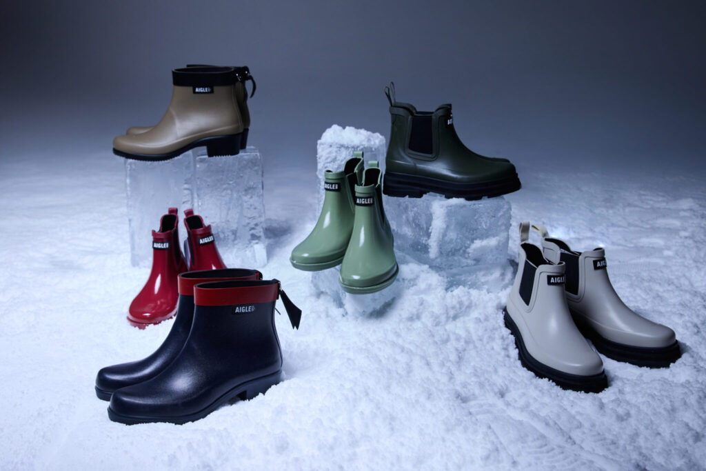 ミドル丈のコレクションより、左上＆左下「ミリカ ボッティロン ラバーブーツ (スリ／マリン) 」各¥25,300、左中＆中央「カーヴィル2ラバーブーツ (マゼンタ／アマンド) 」各¥16,500、右2足「ソフトレイン2ラバーブーツ (ノワール／セーブル) 」各¥20,900雨も風も、雪も味方に。どんな空模様も〈エーグル〉と一緒に楽しもう！ | ミドル丈のコレクションより、左上＆左下「ミリカ ボッティロン ラバーブーツ」各¥25,300、左中＆中央「カーヴィル2 ラバーブーツ」各¥16,500、右2足「ソフトレイン2 ラバーブーツ」各¥20,900
