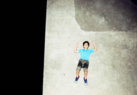 写真家・水島貴大さんが、個展「I’m from Long Hug Town」を東京・恵比寿『see you gallery』にて開催。