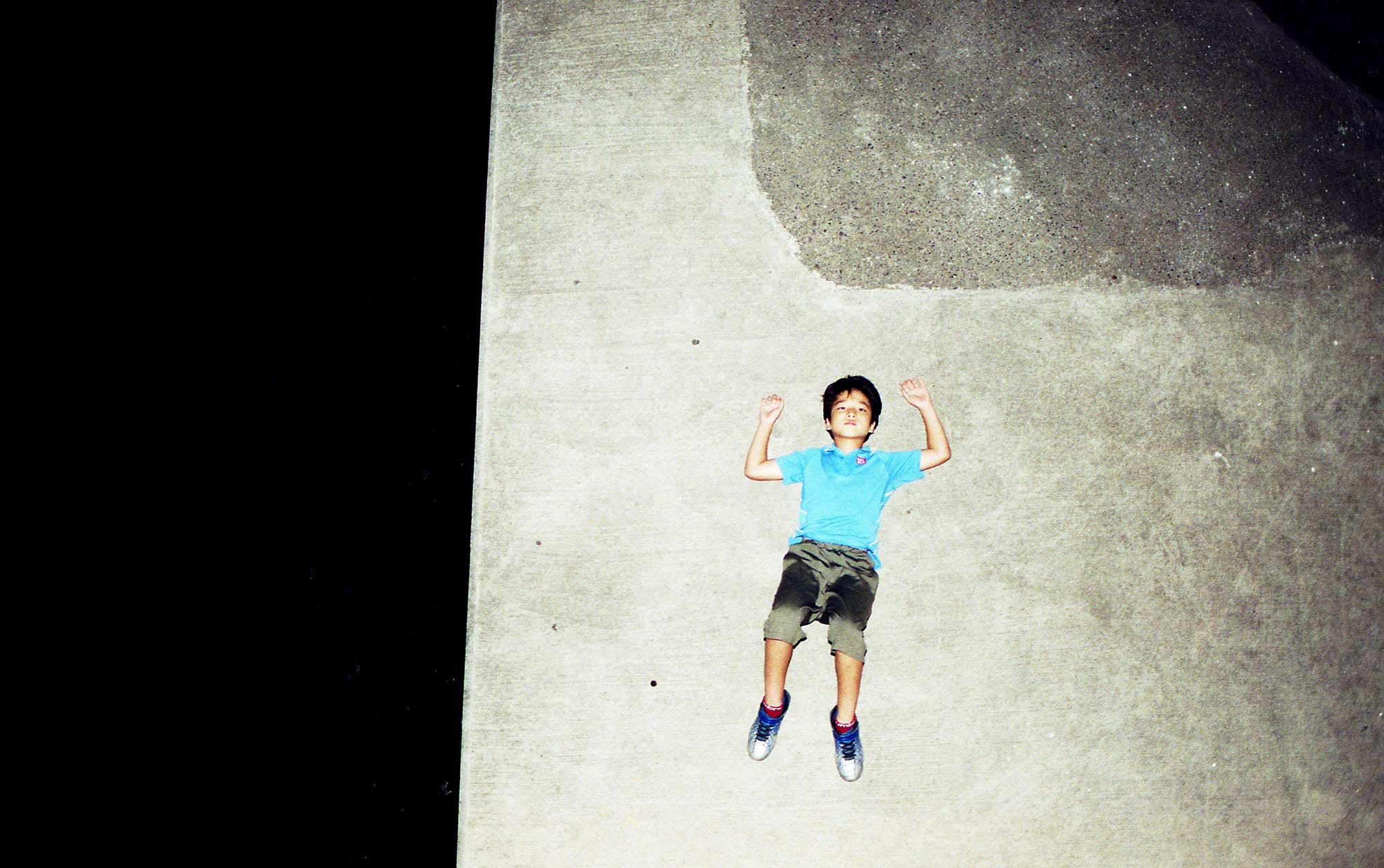 自身が育った街を鮮やかに写し出す、写真家・水島貴大さんによる個展