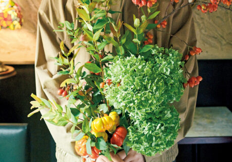 枝先に小さなオレンジの実をぶら下げたスズバラ