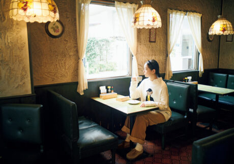 〈ポロ ラルフ ローレン〉のポロベアセーターを着て喫茶店へ。