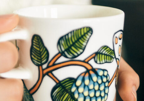 朝の一杯に〈マリメッコ〉のエネルギッシュなパターンのマグを。