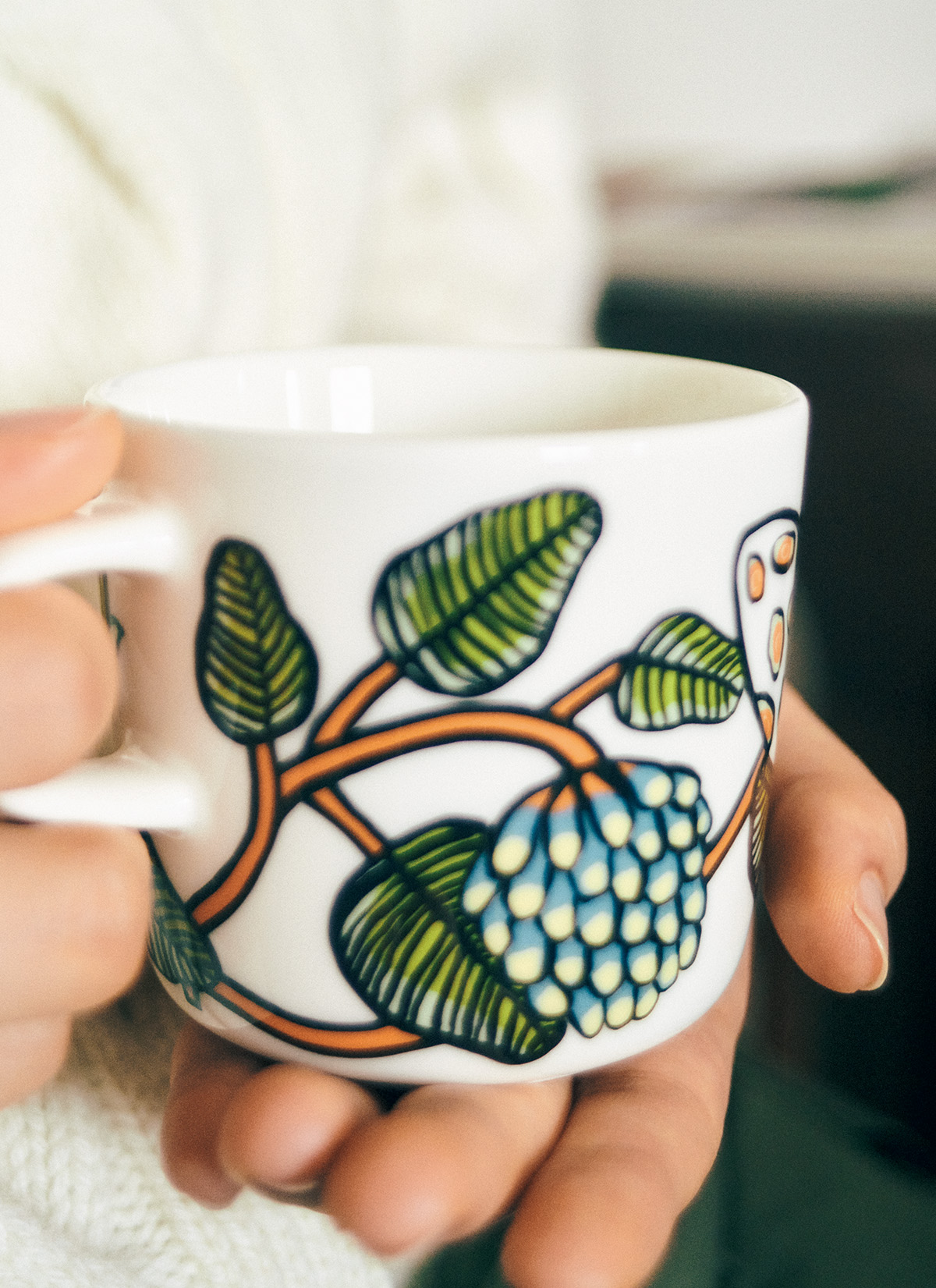 朝の一杯に〈マリメッコ〉のエネルギッシュなパターンのマグを。