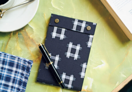〈ポスタルコ〉の定番スナップパッドに、久留米かすり生地の新柄を発見。