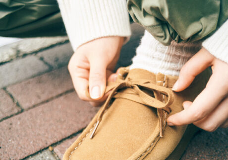 ワードローブの必需品、〈クラークス〉の「ワラビー」。 ワードローブの必需品、〈クラークス〉の「ワラビー」。