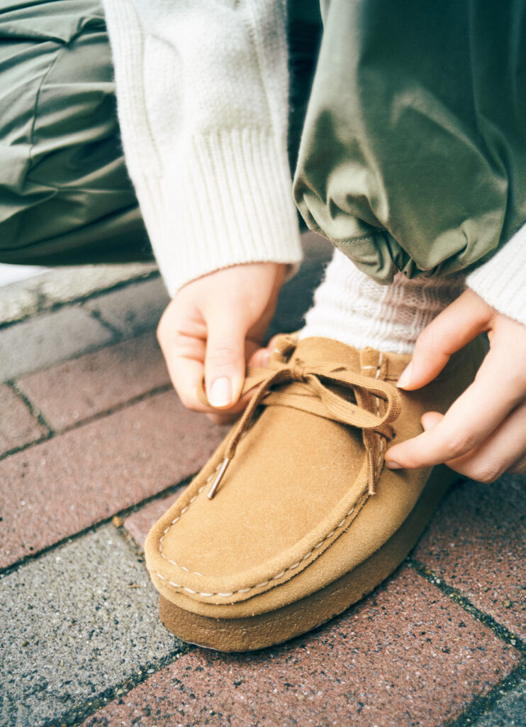 ワードローブの必需品、〈クラークス〉の「ワラビー」。 ワードローブの必需品、〈クラークス〉の「ワラビー」。