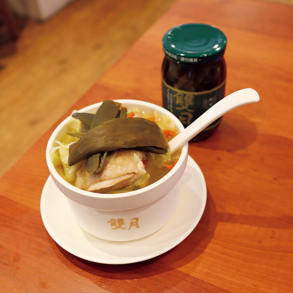 疲れた体には、青唐辛子の漬物と鶏肉のスープ。【台北小吃めぐり】