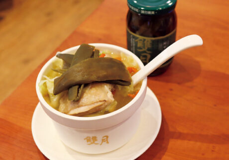 疲れた体には、青唐辛子の漬物と鶏肉のスープ。【台北小吃めぐり】 | スープ「阿甘剝皮辣椒燉雞腿湯」220元。瓶詰の剝皮辣椒も販売中。
