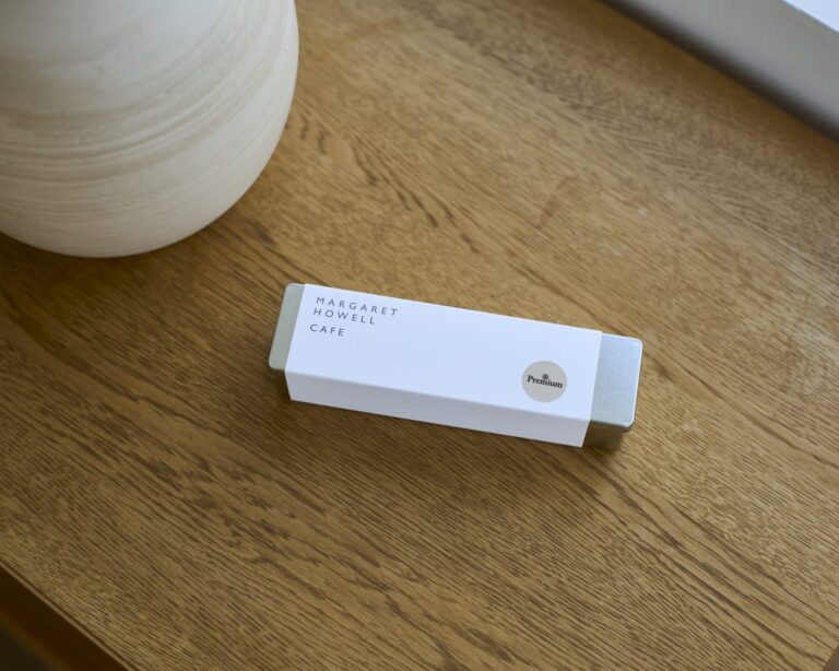 マーガレットハウエル &premium コラボビスケット缶 | photo : Hinano Kimoto マーガレットハウエル &premium コラボビスケット缶 | photo : Hinano Kimoto