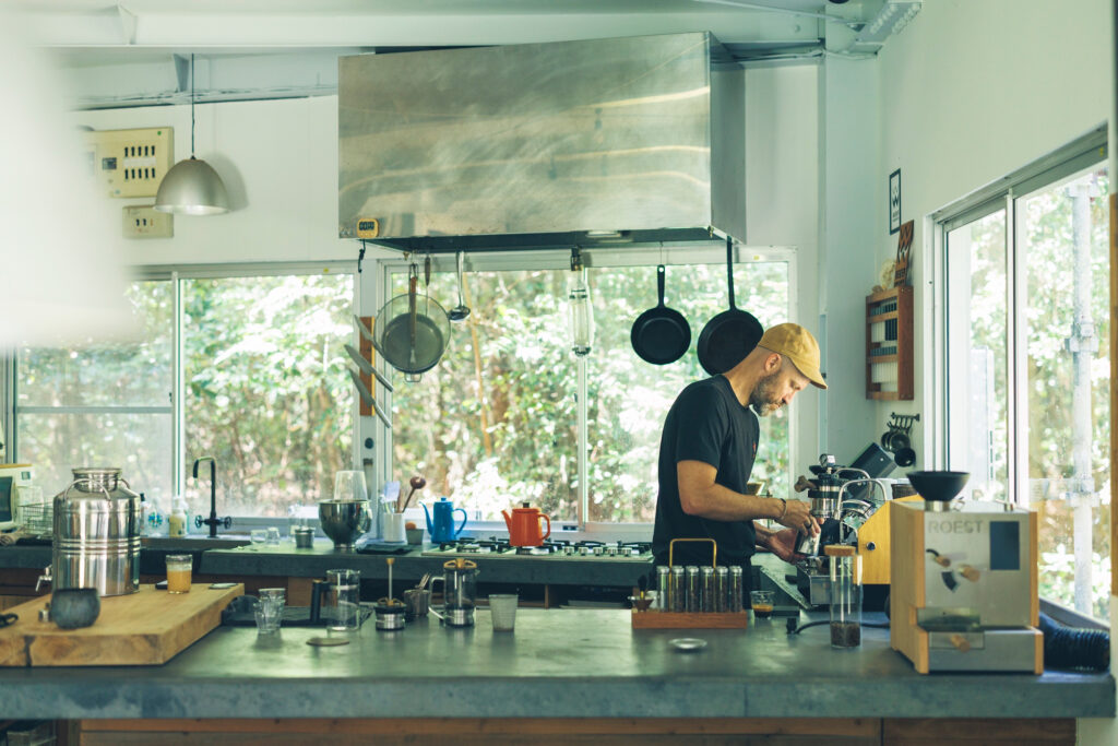 トップバリスタから愛好家まで、コーヒー好きの心を掴んでいるツールメーカー〈Weber Workshops〉。その代表でありデザインエンジニアのダグラス・ウェバーさんを訪ね、道具へのこだわりについて話を聞きました。