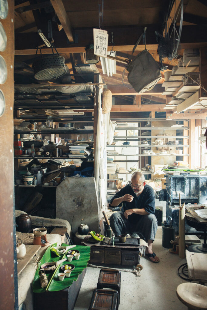 陶芸家で茶人の市川孝さんを訪ね、“茶遊び”の時間に参加。茶葉と身近な植物を取り合わせ、自分の作った道具で飲む、自由自在な様は圧巻です。