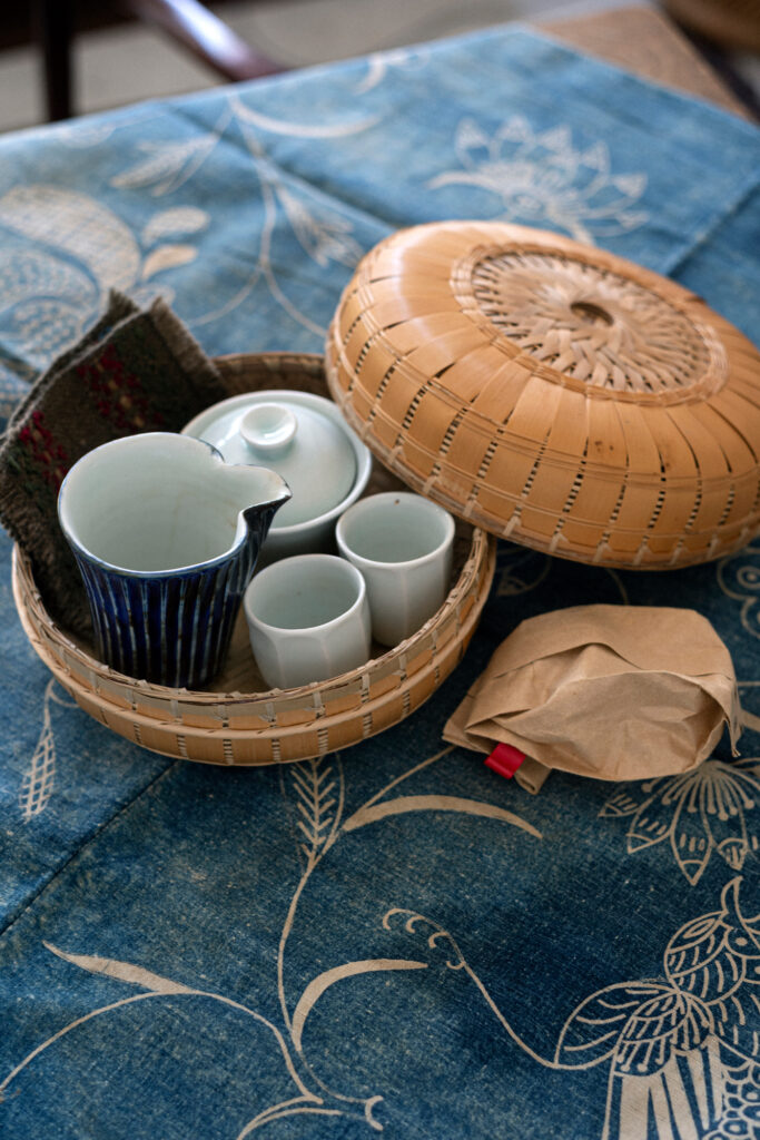 かごに道具を詰め込んで、中国への茶旅へ。『みんげい おくむら』奥村忍さんが愛する、“クラシック”なお茶と愛用する道具を取材しました。