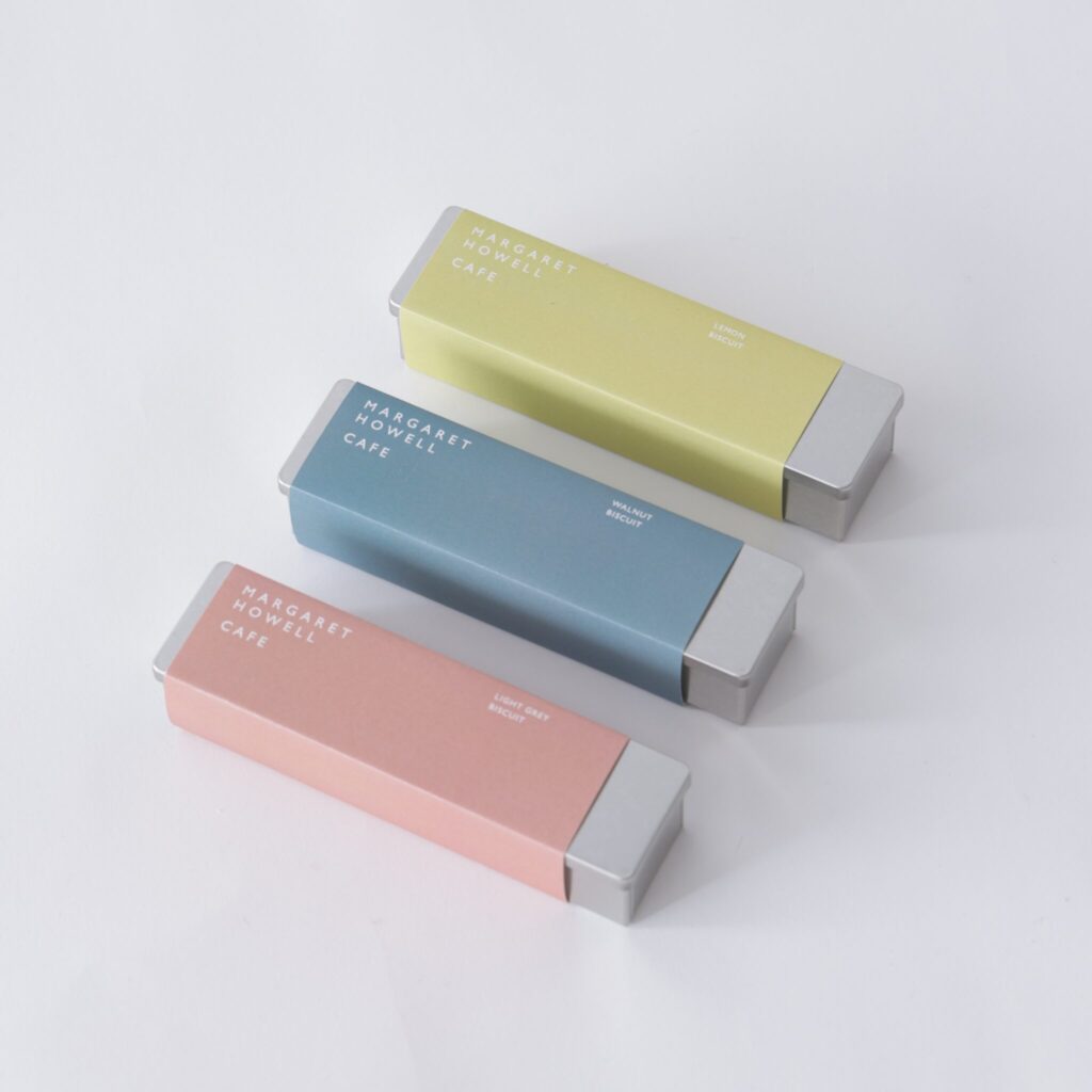 オリジナルビスケット缶が12月中に限定発売。味は写真で左から、ライトグレイ、ウォルナッツ、レモンも。各¥2,500 | オリジナルビスケット缶が12月中にマーガレット・ハウエル カフェのオンラインストアのみで限定発売。写真左から、ライトグレイ、ウォルナッツ、レモンのフレーバー。各¥2,500 photo :　©︎MARGARET HOWELL