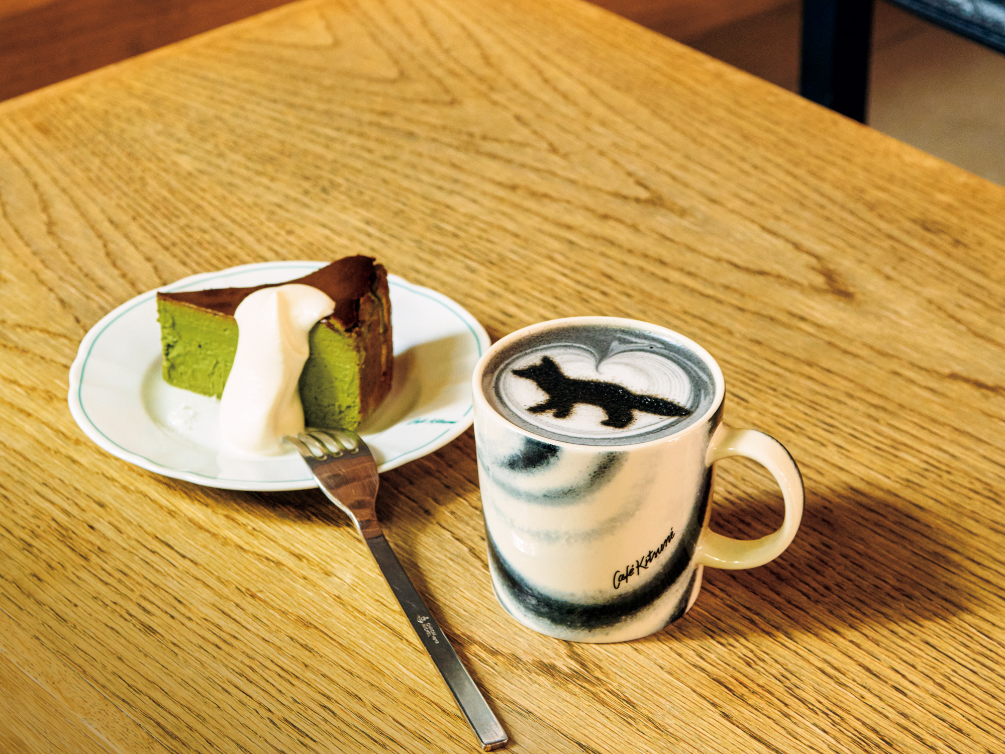 〈カフェ キツネ〉と〈イッタラ〉がコラボレーションしたマグカップが登場。11月16日まで限定ドリンクも。Special Mug for Tea Time by Café Kitsuné × IITTALA