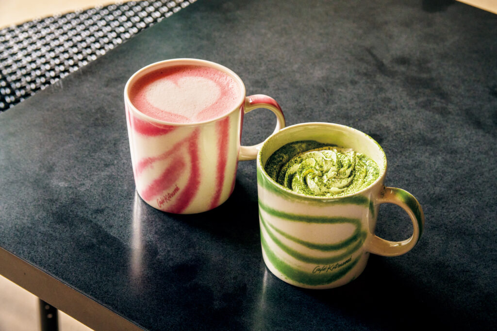 右から、カルダモンやシナモンを使った自家製スパイスクリームをのせた抹茶ラテ、オーツミルクと桜で自然な甘さに仕上げたルイボスティーラテ。すべて￥950。