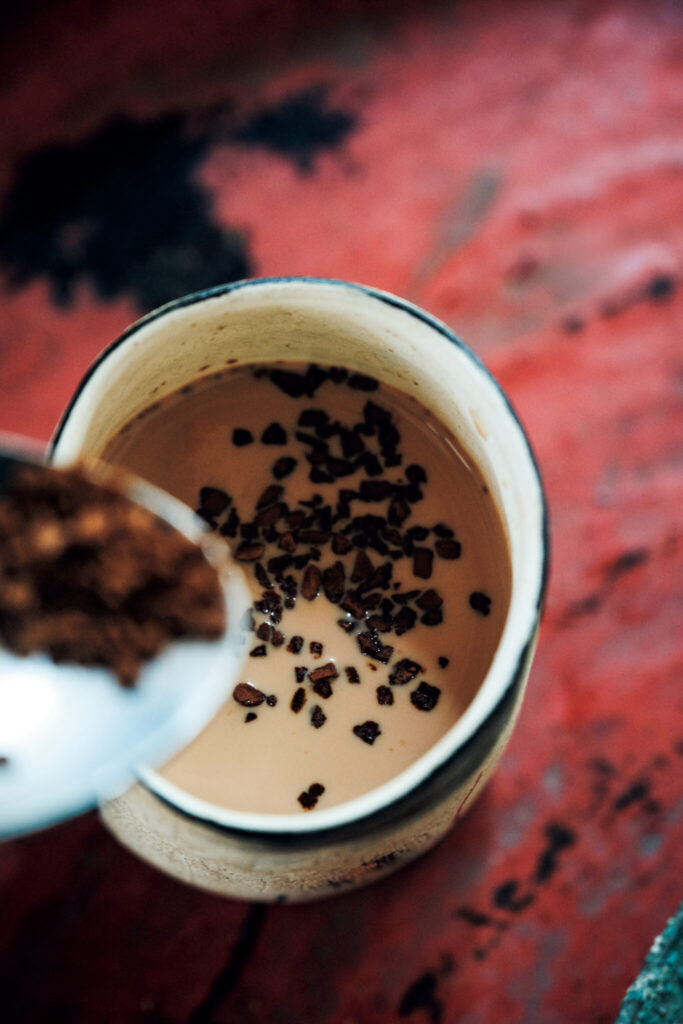 インスタントコーヒーをまぶして＂味変＂。 | インスタントコーヒーをまぶして＂味変＂。まろやかで甘いチャイの味に変化をつけたいときにインスタントコーヒーをひと匙。「味にコクが出ます。ネパールのストリートでは、こうした飲み方が定番のスタイル」