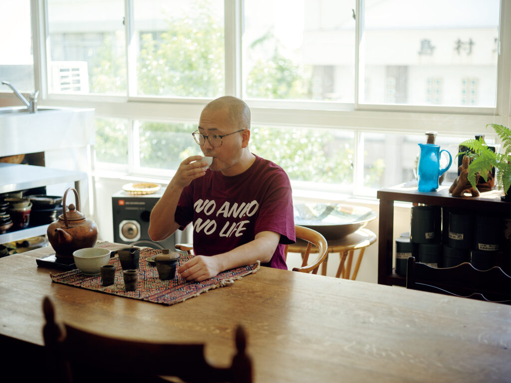 自分の足で探した、味わい深い中国茶。『みんげい おくむら』店主・奥村忍さんのお茶の楽しみ方。国内外で買い付けてきた民藝品が美しく並ぶ奥村さんのアトリエ。昼食を食べた後は、中国茶を淹れて休憩。プーアル茶を。 | 国内外で買い付けてきた民藝品が美しく並ぶ奥村さんのアトリエ。昼食を食べた後は、中国茶を淹れて休憩。プーアル茶を。 自分の足で探した、味わい深い中国茶。『みんげい おくむら』店主・奥村忍さんのお茶の楽しみ方。国内外で買い付けてきた民藝品が美しく並ぶ奥村さんのアトリエ。昼食を食べた後は、中国茶を淹れて休憩。プーアル茶を。 | 国内外で買い付けてきた民藝品が美しく並ぶ奥村さんのアトリエ。昼食を食べた後は、中国茶を淹れて休憩。プーアル茶を。