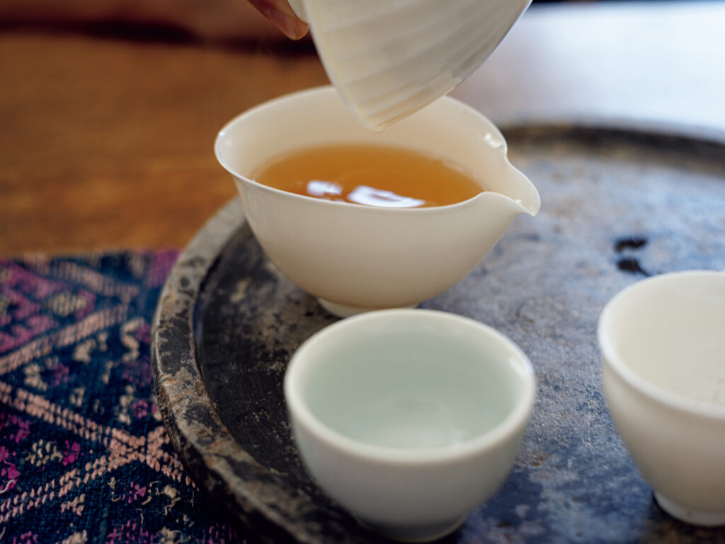 自分の足で探した、味わい深い中国茶。『みんげい おくむら』店主・奥村忍さんのお茶の楽しみ方。福建省の現代作家の蓋碗 多少の淹れにくさを感じても好きな蓋碗でお茶を淹れるのが奥村さんのスタイル。「薄い磁器製の蓋碗は、繊細でシュッとした外観がいい。綺麗な色のお茶に似合う」 | 福建省の現代作家の蓋碗
多少の淹れにくさを感じても好きな蓋碗でお茶を淹れるのが奥村さんのスタイル。「薄い磁器製の蓋碗は、繊細でシュッとした外観がいい。綺麗な色のお茶に似合う」 自分の足で探した、味わい深い中国茶。『みんげい おくむら』店主・奥村忍さんのお茶の楽しみ方。福建省の現代作家の蓋碗 多少の淹れにくさを感じても好きな蓋碗でお茶を淹れるのが奥村さんのスタイル。「薄い磁器製の蓋碗は、繊細でシュッとした外観がいい。綺麗な色のお茶に似合う」 | 福建省の現代作家の蓋碗
多少の淹れにくさを感じても好きな蓋碗でお茶を淹れるのが奥村さんのスタイル。「薄い磁器製の蓋碗は、繊細でシュッとした外観がいい。綺麗な色のお茶に似合う」