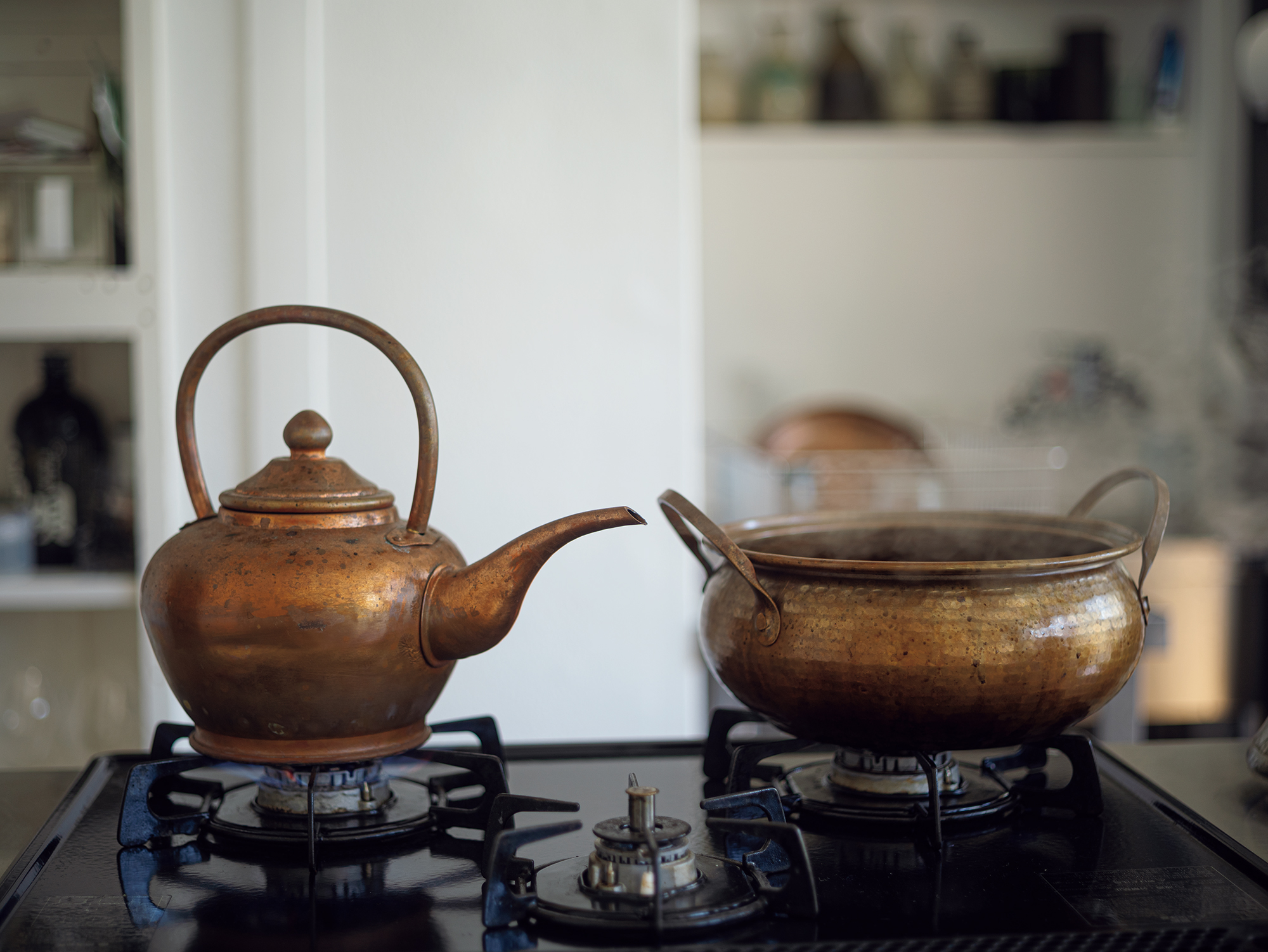 自分の足で探した、味わい深い中国茶。『みんげい おくむら』店主・奥村忍さんのお茶の楽しみ方。四川省の喫茶文化が育んだ銅やかん 7〜8年使って経年変化した様が味わい深い。「四川省の茶館ではこうした銅やかんが使われていて、並んでいる様子がすごく綺麗。実際、注ぎ口が細くて使いやすい」 | 四川省の喫茶文化が育んだ銅やかん
7〜8年使って経年変化した様が味わい深い。「四川省の茶館ではこうした銅やかんが使われていて、並んでいる様子がすごく綺麗。実際、注ぎ口が細くて使いやすい」