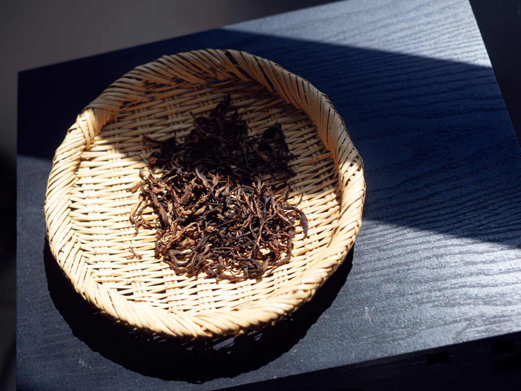 自分の足で探した、味わい深い中国茶。『みんげい おくむら』店主・奥村忍さんのお茶の楽しみ方。お茶の出がらしを用いたポプリ お茶を飲み切った後はそのまま捨てずに、何種類かをまとめて天日干しに。「ほのかにいい香りがするので、お手洗いや部屋のコーナーにさりげなく置いています」 | お茶の出がらしを用いたポプリ
お茶を飲み切った後はそのまま捨てずに、何種類かをまとめて天日干しに。「ほのかにいい香りがするので、お手洗いや部屋のコーナーにさりげなく置いています」 自分の足で探した、味わい深い中国茶。『みんげい おくむら』店主・奥村忍さんのお茶の楽しみ方。お茶の出がらしを用いたポプリ お茶を飲み切った後はそのまま捨てずに、何種類かをまとめて天日干しに。「ほのかにいい香りがするので、お手洗いや部屋のコーナーにさりげなく置いています」 | お茶の出がらしを用いたポプリ
お茶を飲み切った後はそのまま捨てずに、何種類かをまとめて天日干しに。「ほのかにいい香りがするので、お手洗いや部屋のコーナーにさりげなく置いています」