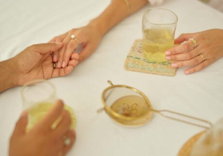 一杯のお茶から、世界とつながる。アーティスト、ジョアンナ・タガダ・ホフベックさんのお茶の楽しみ方。 | 乾燥させたモロッコ産のバラのつぼみのティーを、夫とともに楽しむ食後のひととき。スマートフォンを置き、目の前の一杯に向き合いながら、ゆったりと言葉を交わす。 一杯のお茶から、世界とつながる。アーティスト、ジョアンナ・タガダ・ホフベックさんのお茶の楽しみ方。 | 乾燥させたモロッコ産のバラのつぼみのティーを、夫とともに楽しむ食後のひととき。スマートフォンを置き、目の前の一杯に向き合いながら、ゆったりと言葉を交わす。