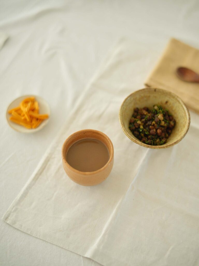 一杯のお茶から、世界とつながる。アーティスト、ジョアンナ・タガダ・ホフベックさんのお茶の楽しみ方。 | 義母直伝のマサラチャ午後4時ごろは、夫の母から教わったインド北部のチャイを。水と紅茶にカルダモンやフェンネルシードなどのブレンドスパイスと砂糖を加え、沸騰させてからオーツミルクを注ぐ。 一杯のお茶から、世界とつながる。アーティスト、ジョアンナ・タガダ・ホフベックさんのお茶の楽しみ方。 | 義母直伝のマサラチャ午後4時ごろは、夫の母から教わったインド北部のチャイを。水と紅茶にカルダモンやフェンネルシードなどのブレンドスパイスと砂糖を加え、沸騰させてからオーツミルクを注ぐ。