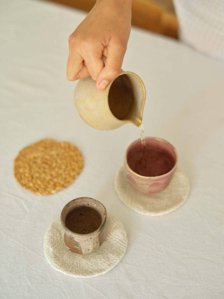 一杯のお茶から、世界とつながる。アーティスト、ジョアンナ・タガダ・ホフベックさんのお茶の楽しみ方。 | 自家栽培のフレッシュセージティー夕食後は、消化促進を期待して摘みたてのセージで一杯。色合わせの美しいカップは、ジョアンナさんが天然素材の釉薬づくりなどを学ぶ陶芸家の友人からの贈り物。 一杯のお茶から、世界とつながる。アーティスト、ジョアンナ・タガダ・ホフベックさんのお茶の楽しみ方。 | 自家栽培のフレッシュセージティー夕食後は、消化促進を期待して摘みたてのセージで一杯。色合わせの美しいカップは、ジョアンナさんが天然素材の釉薬づくりなどを学ぶ陶芸家の友人からの贈り物。