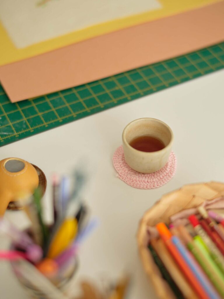 一杯のお茶から、世界とつながる。アーティスト、ジョアンナ・タガダ・ホフベックさんのお茶の楽しみ方。 | 〈柳桜園茶舗〉の「かりがねほうじ茶金」アトリエでの制作の合間には、ゲストからもらったお茶を日替わりで。この日は京都の老舗日本茶店の芳ばしいほうじ茶でリフレッシュ。日本茶には小ぶりな湯呑みを合わせる。 一杯のお茶から、世界とつながる。アーティスト、ジョアンナ・タガダ・ホフベックさんのお茶の楽しみ方。 | 〈柳桜園茶舗〉の「かりがねほうじ茶金」アトリエでの制作の合間には、ゲストからもらったお茶を日替わりで。この日は京都の老舗日本茶店の芳ばしいほうじ茶でリフレッシュ。日本茶には小ぶりな湯呑みを合わせる。
