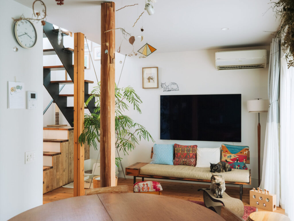 直近で柚木さん宅にやってきた〈パナソニック〉の家電は壁掛けが美しい「ウォールフィットテレビ TH-65LW2」。