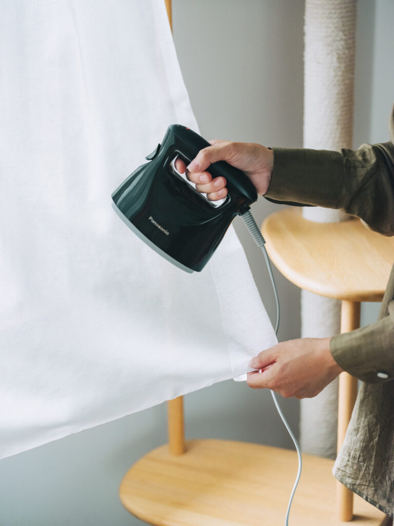 「電源コードが長いのでストレスがありません」と、さりげない仕様も気に入っている衣類スチーマー。