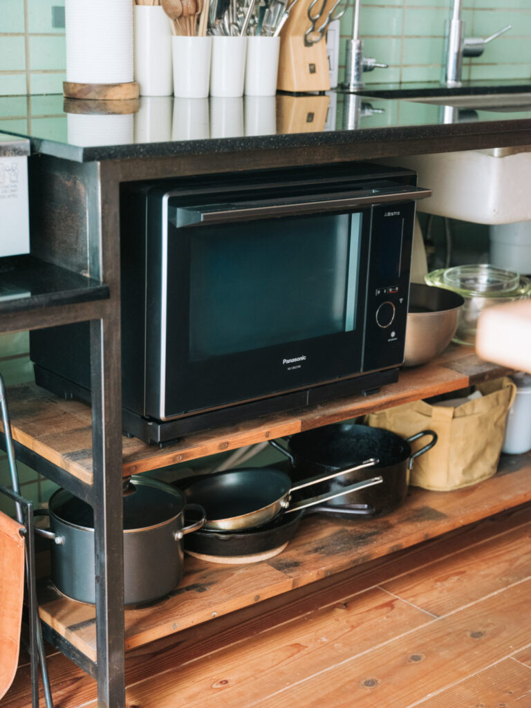 キッチンカウンターに設置されたオーブンレンジ「ビストロ」。「パンのリベイクもおいしくできて、毎日に欠かせない一台です」