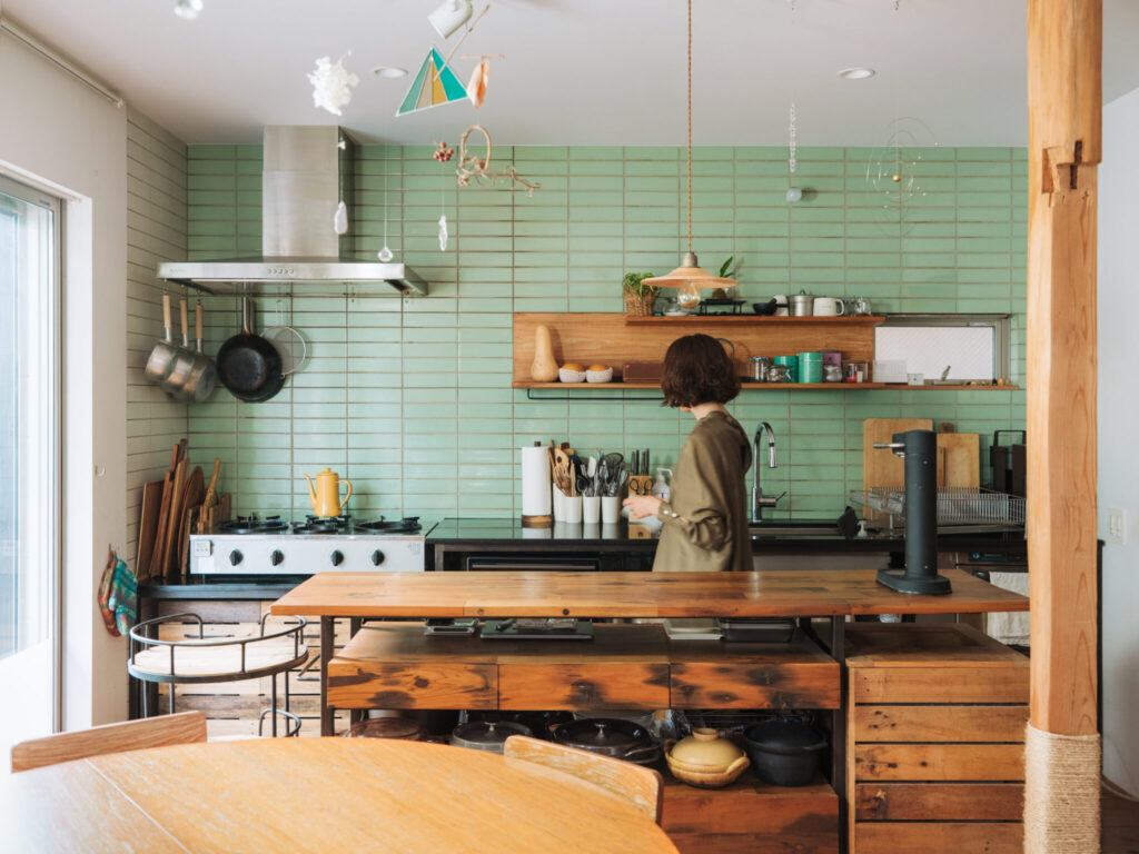 テレビが設置されたのはキッチンの向かい。「しばらくテレビ無しの生活でしたが、設置してみると家族や友人たちとの団らんの時間が増えた気がします」