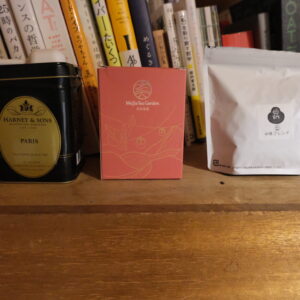 26歳男子、紅茶に目覚める。編集後記「コーヒーとお茶と、わたしの時間」 | 左から、〈HARNEY&SONS〉の「PARIS」、台湾・貓空(マオコン)『美加茶園』の貴妃紅茶、福岡『珈琲美美』の中味ブレンド。現在のレギュラーメンバーです。 26歳男子、紅茶に目覚める。編集後記「コーヒーとお茶と、わたしの時間」 | 左から、〈HARNEY&SONS〉の「PARIS」、台湾・貓空(マオコン)『美加茶園』の貴妃紅茶、福岡『珈琲美美』の中味ブレンド。現在のレギュラーメンバーです。