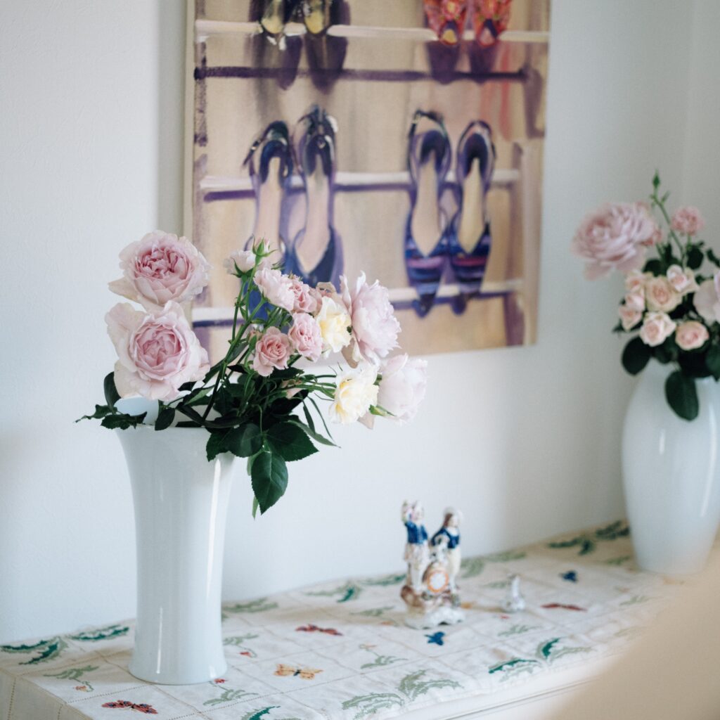 自然の佇まいを大切に。画家・佐藤翠さんに学ぶ、花の飾り方とセンス。自身の作品を背景に『市川バラ園』のバラを。ウィーン磁器工房〈アウガルテン〉の白磁に。 | 自身の作品を背景に『市川バラ園』のバラを。ウィーン磁器工房〈アウガルテン〉の白磁に。 自然の佇まいを大切に。画家・佐藤翠さんに学ぶ、花の飾り方とセンス。自身の作品を背景に『市川バラ園』のバラを。ウィーン磁器工房〈アウガルテン〉の白磁に。