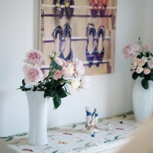 自然の佇まいを大切に。画家・佐藤翠さんに学ぶ、花の飾り方とセンス。自身の作品を背景に『市川バラ園』のバラを。ウィーン磁器工房〈アウガルテン〉の白磁に。 | 自身の作品を背景に『市川バラ園』のバラを。ウィーン磁器工房〈アウガルテン〉の白磁に。 自然の佇まいを大切に。画家・佐藤翠さんに学ぶ、花の飾り方とセンス。自身の作品を背景に『市川バラ園』のバラを。ウィーン磁器工房〈アウガルテン〉の白磁に。 | 自身の作品を背景に『市川バラ園』のバラを。ウィーン磁器工房〈アウガルテン〉の白磁に。