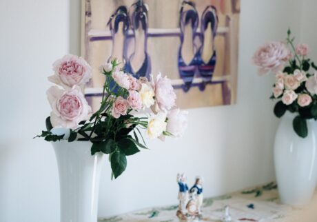 自然の佇まいを大切に。画家・佐藤翠さんに学ぶ、花の飾り方とセンス。自身の作品を背景に『市川バラ園』のバラを。ウィーン磁器工房〈アウガルテン〉の白磁に。 | 自身の作品を背景に『市川バラ園』のバラを。ウィーン磁器工房〈アウガルテン〉の白磁に。 自然の佇まいを大切に。画家・佐藤翠さんに学ぶ、花の飾り方とセンス。自身の作品を背景に『市川バラ園』のバラを。ウィーン磁器工房〈アウガルテン〉の白磁に。 | 自身の作品を背景に『市川バラ園』のバラを。ウィーン磁器工房〈アウガルテン〉の白磁に。