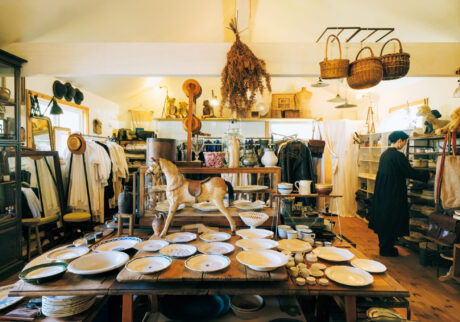 千葉・いすみ市のアンティークショップ『オシヒ』で、フランスを旅する気分を。年に3回程度行く買い付け前のため、これでもスカスカしている印象とのこと。4月後半に2週間ほど買い付け旅に出かけるので、その後はさらにものが充実する予定。 | 年に3回程度行く買い付け前のため、これでもスカスカしている印象とのこと。4月後半に2週間ほど買い付け旅に出かけるので、その後はさらにものが充実する予定。 千葉・いすみ市のアンティークショップ『オシヒ』で、フランスを旅する気分を。年に3回程度行く買い付け前のため、これでもスカスカしている印象とのこと。4月後半に2週間ほど買い付け旅に出かけるので、その後はさらにものが充実する予定。 | 年に3回程度行く買い付け前のため、これでもスカスカしている印象とのこと。4月後半に2週間ほど買い付け旅に出かけるので、その後はさらにものが充実する予定。