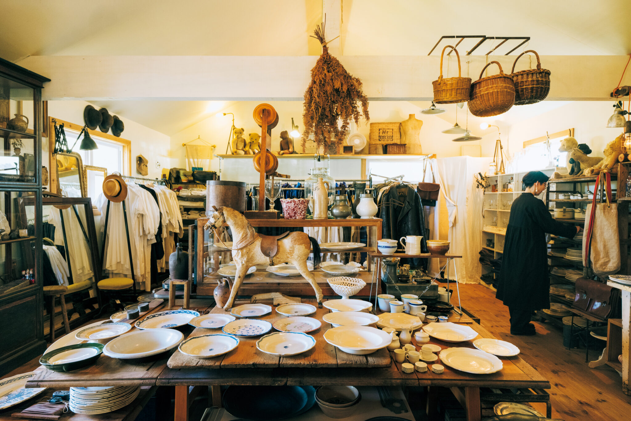 千葉・いすみ市のアンティークショップ『オシヒ』で、フランスを旅する気分を。年に3回程度行く買い付け前のため、これでもスカスカしている印象とのこと。4月後半に2週間ほど買い付け旅に出かけるので、その後はさらにものが充実する予定。 | 年に3回程度行く買い付け前のため、これでもスカスカしている印象とのこと。4月後半に2週間ほど買い付け旅に出かけるので、その後はさらにものが充実する予定。 千葉・いすみ市のアンティークショップ『オシヒ』で、フランスを旅する気分を。年に3回程度行く買い付け前のため、これでもスカスカしている印象とのこと。4月後半に2週間ほど買い付け旅に出かけるので、その後はさらにものが充実する予定。 | 年に3回程度行く買い付け前のため、これでもスカスカしている印象とのこと。4月後半に2週間ほど買い付け旅に出かけるので、その後はさらにものが充実する予定。