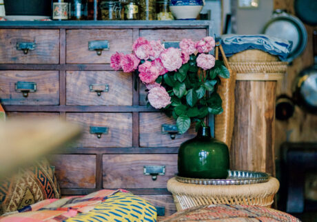 “森”のように自然体で。アクセサリー作家・山本亜由美さんに学ぶ、花の飾り方。 “森”のように自然体で。アクセサリー作家・山本亜由美さんに学ぶ、花の飾り方。