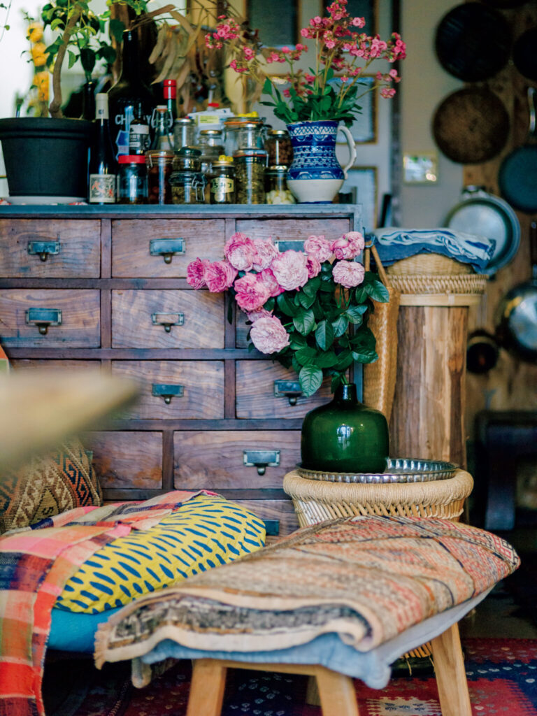 “森”のように自然体で。アクセサリー作家・山本亜由美さんに学ぶ、花の飾り方。 “森”のように自然体で。アクセサリー作家・山本亜由美さんに学ぶ、花の飾り方。