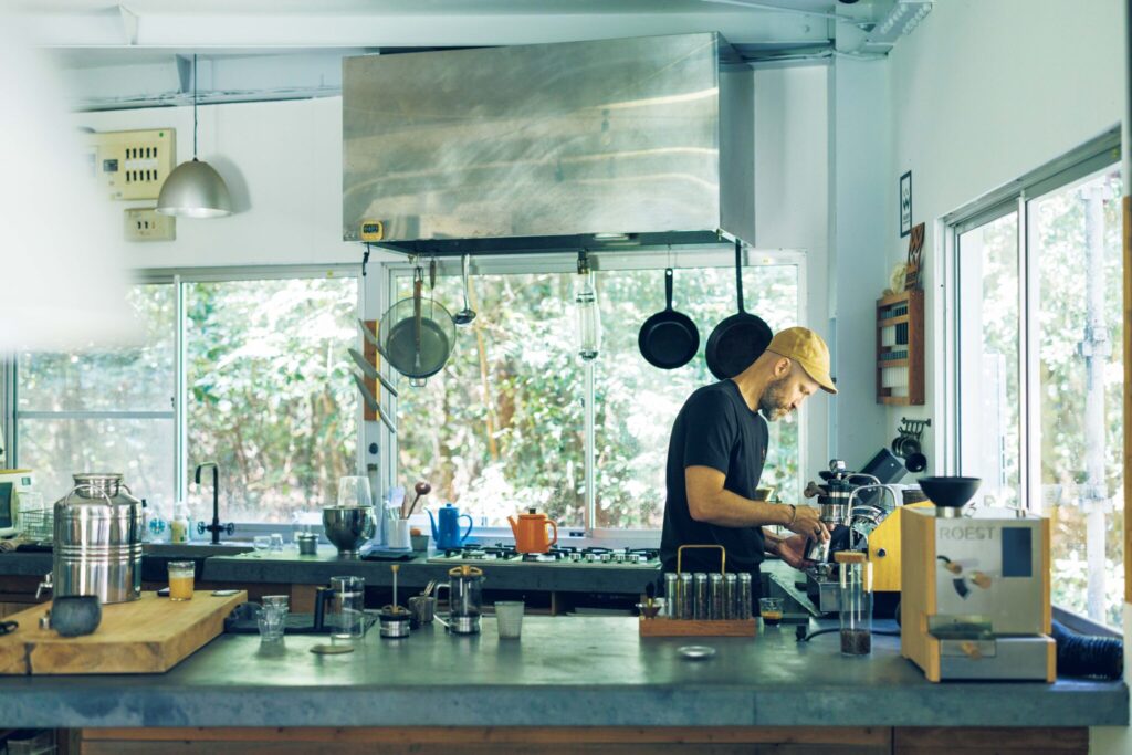 どこまでもクリーンな一杯を追い求めて。デザインエンジニア、ダグラス・ウェバーさんのコーヒーの楽しみ方。 | 2014年から革新的なコーヒーツールを世に送り出す〈Weber Workshops〉のオフィス兼ギャラリー。朝に一杯、仕事の合間に一杯、昼食後に一杯が日々のコーヒールーティン。 どこまでもクリーンな一杯を追い求めて。デザインエンジニア、ダグラス・ウェバーさんのコーヒーの楽しみ方。 | 2014年から革新的なコーヒーツールを世に送り出す〈Weber Workshops〉のオフィス兼ギャラリー。朝に一杯、仕事の合間に一杯、昼食後に一杯が日々のコーヒールーティン。