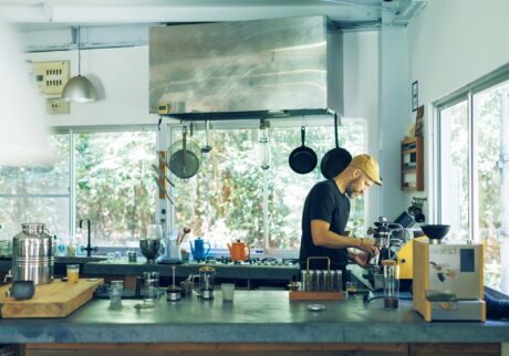 どこまでもクリーンな一杯を追い求めて。デザインエンジニア、ダグラス・ウェバーさんのコーヒーの楽しみ方。 | 2014年から革新的なコーヒーツールを世に送り出す〈Weber Workshops〉のオフィス兼ギャラリー。朝に一杯、仕事の合間に一杯、昼食後に一杯が日々のコーヒールーティン。 どこまでもクリーンな一杯を追い求めて。デザインエンジニア、ダグラス・ウェバーさんのコーヒーの楽しみ方。 | 2014年から革新的なコーヒーツールを世に送り出す〈Weber Workshops〉のオフィス兼ギャラリー。朝に一杯、仕事の合間に一杯、昼食後に一杯が日々のコーヒールーティン。