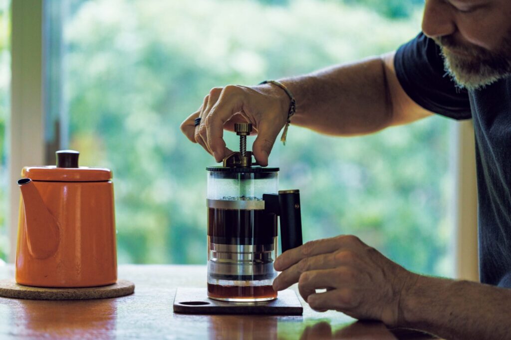 どこまでもクリーンな一杯を追い求めて。デザインエンジニア、ダグラス・ウェバーさんのコーヒーの楽しみ方。 | 抽出器具「BIRD」。ハンドルを回し、バスケットを上げることで下部に真空を生み、
コーヒーを抽出。フィルターは金属とペーパーの併用で、雑味が極めて少なくなる。 どこまでもクリーンな一杯を追い求めて。デザインエンジニア、ダグラス・ウェバーさんのコーヒーの楽しみ方。 | 抽出器具「BIRD」。ハンドルを回し、バスケットを上げることで下部に真空を生み、
コーヒーを抽出。フィルターは金属とペーパーの併用で、雑味が極めて少なくなる。