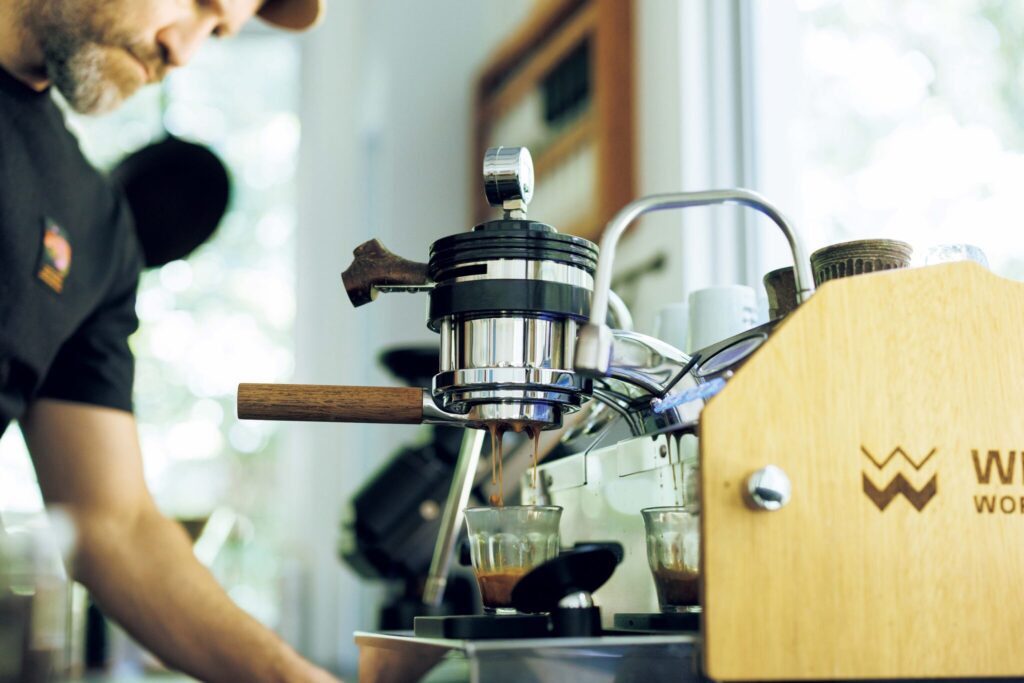 どこまでもクリーンな一杯を追い求めて。デザインエンジニア、ダグラス・ウェバーさんのコーヒーの楽しみ方。 | 〈La Marzocco〉のエスプレッソマシン
オフィス兼ギャラリーでもほぼ毎日エスプレッソは淹れる。選んだのはパワーはありながら、サイズ感がコンパクトな「GS3」。「シンプルかつ頑丈で頼りになるマシン」 どこまでもクリーンな一杯を追い求めて。デザインエンジニア、ダグラス・ウェバーさんのコーヒーの楽しみ方。 | 〈La Marzocco〉のエスプレッソマシン
オフィス兼ギャラリーでもほぼ毎日エスプレッソは淹れる。選んだのはパワーはありながら、サイズ感がコンパクトな「GS3」。「シンプルかつ頑丈で頼りになるマシン」