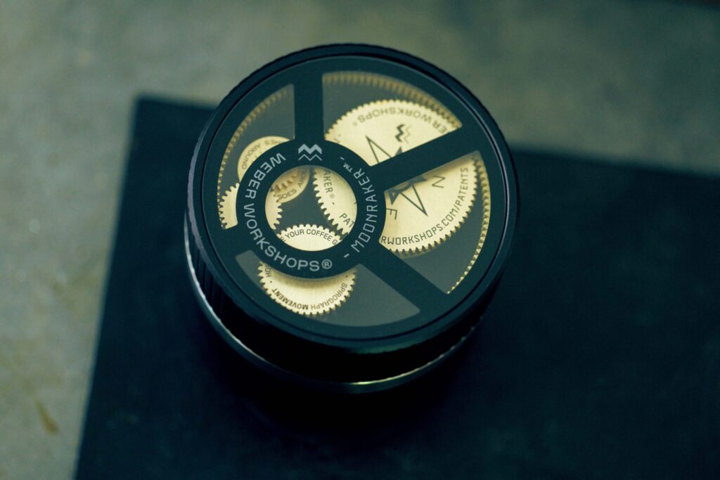 どこまでもクリーンな一杯を追い求めて。デザインエンジニア、ダグラス・ウェバーさんのコーヒーの楽しみ方。 | 〈Weber Workshops〉のエスプレッソツール
エスプレッソ抽出のサポートツール「MOONRAKER」。器具を回すと針金が付いたギアが回転。フィルターバスケット内のコーヒー粉が撹拌され、理想的な抽出を実現。 どこまでもクリーンな一杯を追い求めて。デザインエンジニア、ダグラス・ウェバーさんのコーヒーの楽しみ方。 | 〈Weber Workshops〉のエスプレッソツール
エスプレッソ抽出のサポートツール「MOONRAKER」。器具を回すと針金が付いたギアが回転。フィルターバスケット内のコーヒー粉が撹拌され、理想的な抽出を実現。