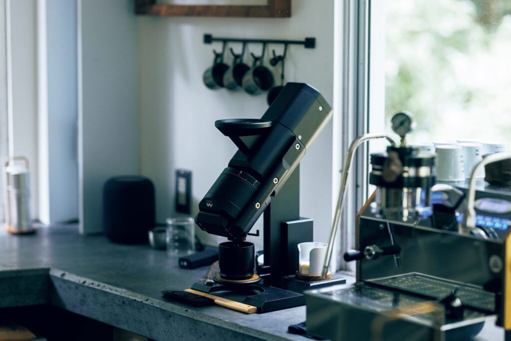 どこまでもクリーンな一杯を追い求めて。デザインエンジニア、ダグラス・ウェバーさんのコーヒーの楽しみ方。 | 〈Weber Workshops〉のグラインダー
自社のフラッグシップともいえるプロダクト「EG-1」 。挽き残りがない設計になっており、1杯ずつ挽いて淹れるのに適している。工具なしで分解でき、日々の掃除も簡単。 どこまでもクリーンな一杯を追い求めて。デザインエンジニア、ダグラス・ウェバーさんのコーヒーの楽しみ方。 | 〈Weber Workshops〉のグラインダー
自社のフラッグシップともいえるプロダクト「EG-1」 。挽き残りがない設計になっており、1杯ずつ挽いて淹れるのに適している。工具なしで分解でき、日々の掃除も簡単。