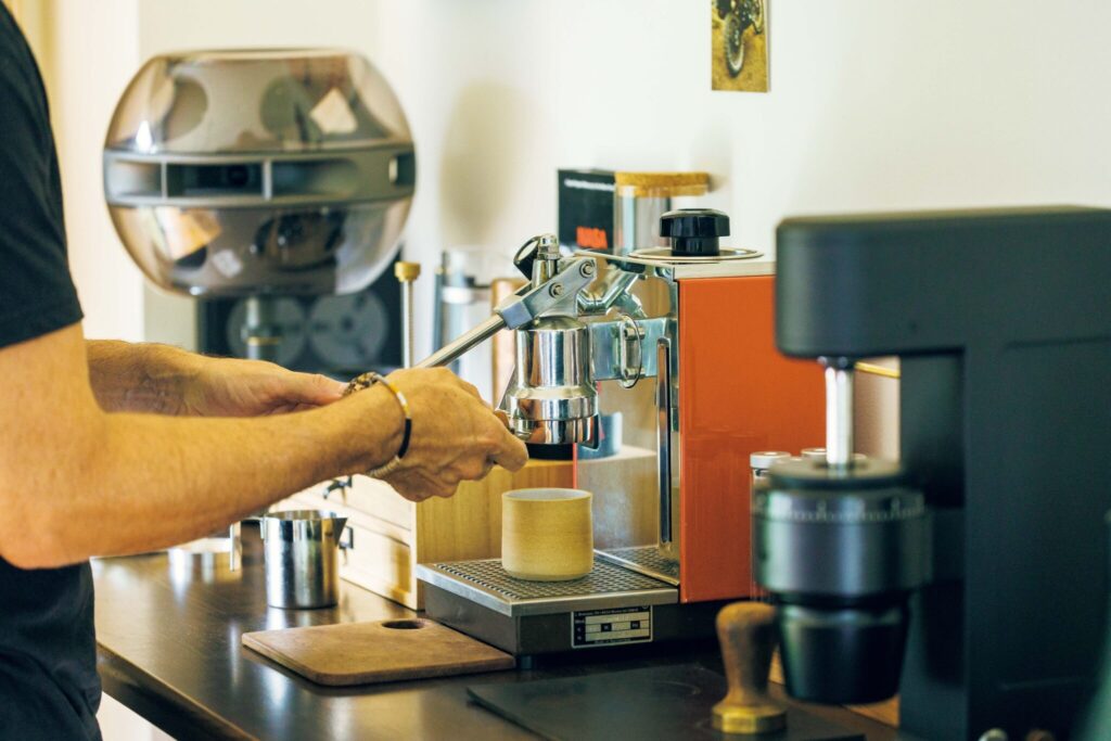 どこまでもクリーンな一杯を追い求めて。デザインエンジニア、ダグラス・ウェバーさんのコーヒーの楽しみ方。 | 〈Olympia Express〉のエスプレッソマシン
自宅にあるのは1982年製で、ダグラスさんがアップル在職中から使い続けているもの。レバーのみを操作するシンプルな構造。約40年前のマシンだが性能も申し分ないと話す。 どこまでもクリーンな一杯を追い求めて。デザインエンジニア、ダグラス・ウェバーさんのコーヒーの楽しみ方。 | 〈Olympia Express〉のエスプレッソマシン
自宅にあるのは1982年製で、ダグラスさんがアップル在職中から使い続けているもの。レバーのみを操作するシンプルな構造。約40年前のマシンだが性能も申し分ないと話す。