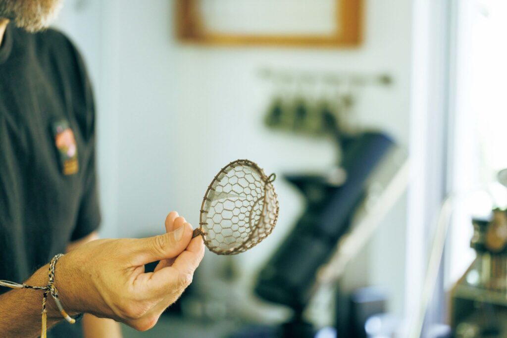 どこまでもクリーンな一杯を追い求めて。デザインエンジニア、ダグラス・ウェバーさんのコーヒーの楽しみ方。 | 〈金網つじ〉の茶こし
手作業で作られる茶こしは、豆をグラインダーに入れる前、静電気を防ぐため霧吹きをかける際に活用。「丁寧なつくりで、使うほどに味わいが出る」とダグラスさん。 どこまでもクリーンな一杯を追い求めて。デザインエンジニア、ダグラス・ウェバーさんのコーヒーの楽しみ方。 | 〈金網つじ〉の茶こし
手作業で作られる茶こしは、豆をグラインダーに入れる前、静電気を防ぐため霧吹きをかける際に活用。「丁寧なつくりで、使うほどに味わいが出る」とダグラスさん。