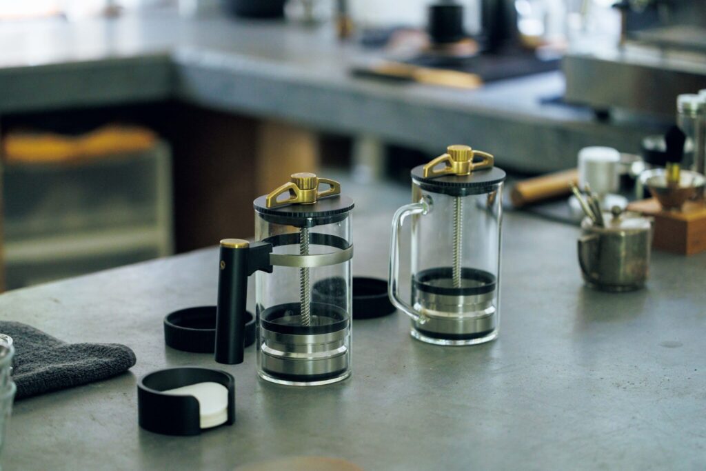 どこまでもクリーンな一杯を追い求めて。デザインエンジニア、ダグラス・ウェバーさんのコーヒーの楽しみ方。 | 〈Weber Workshops〉のブリュワーBrew In Reverse Direction(逆方向への抽出)の頭文字から名付けられた「BIRD」。使い方は簡単で、誰が淹れても、豆のポテンシャルを最大限引き出せるのが魅力。 どこまでもクリーンな一杯を追い求めて。デザインエンジニア、ダグラス・ウェバーさんのコーヒーの楽しみ方。 | 〈Weber Workshops〉のブリュワーBrew In Reverse Direction(逆方向への抽出)の頭文字から名付けられた「BIRD」。使い方は簡単で、誰が淹れても、豆のポテンシャルを最大限引き出せるのが魅力。